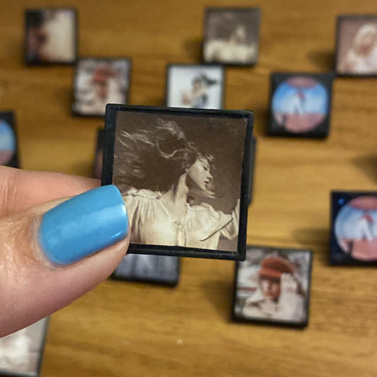 Portadas de CD Personalizadas - Imán o Pin - Pack de 3 Cápsulas