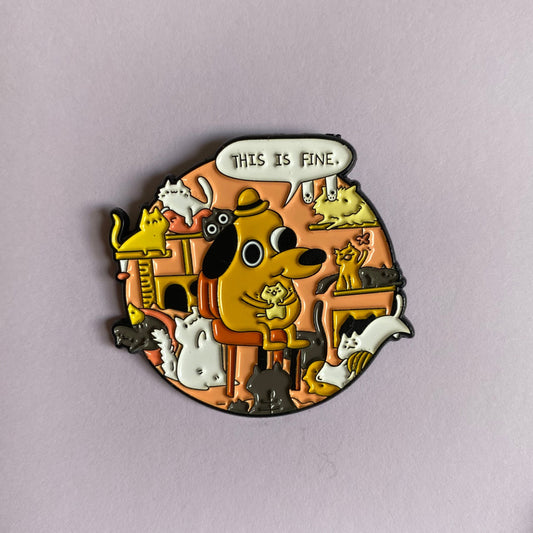 Pin meme "This is Fine" con gatitos